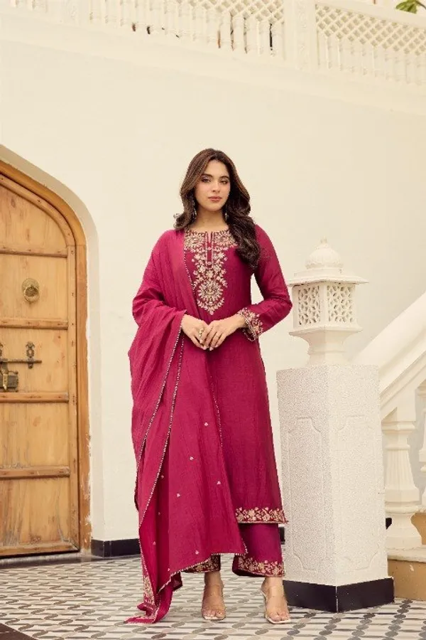 Women_Ethnic_Embroidered_Work_Kurti_Set