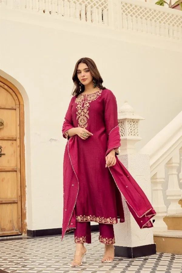 Women_Ethnic_Embroidered_Work_Kurti_Set