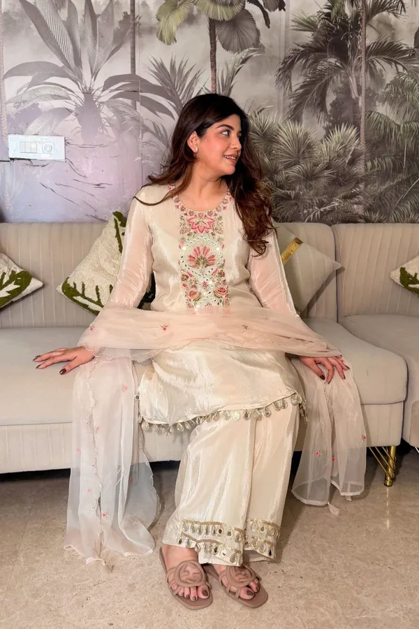Women_Ethnic_Embroidered_Work_Kurti_Set