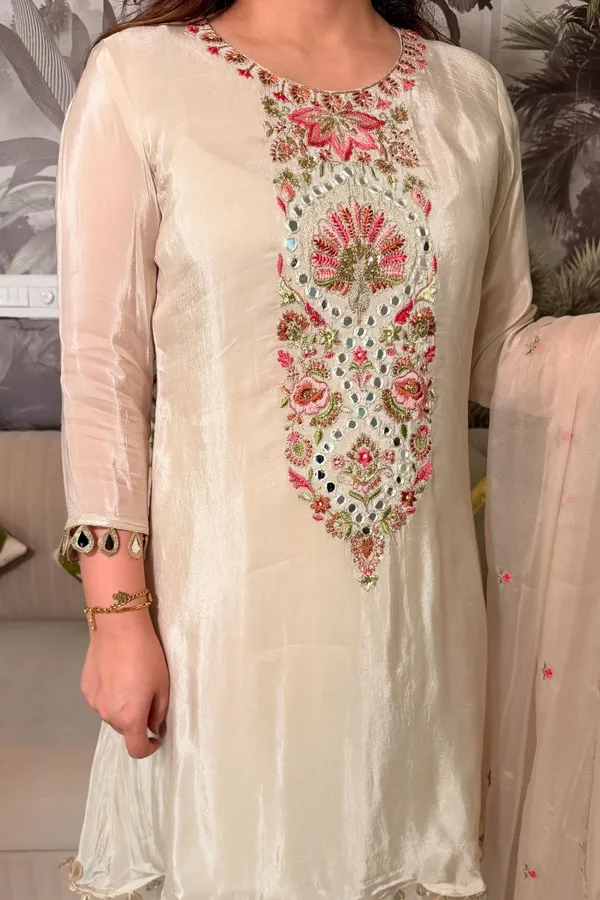 Women_Ethnic_Embroidered_Work_Kurti_Set