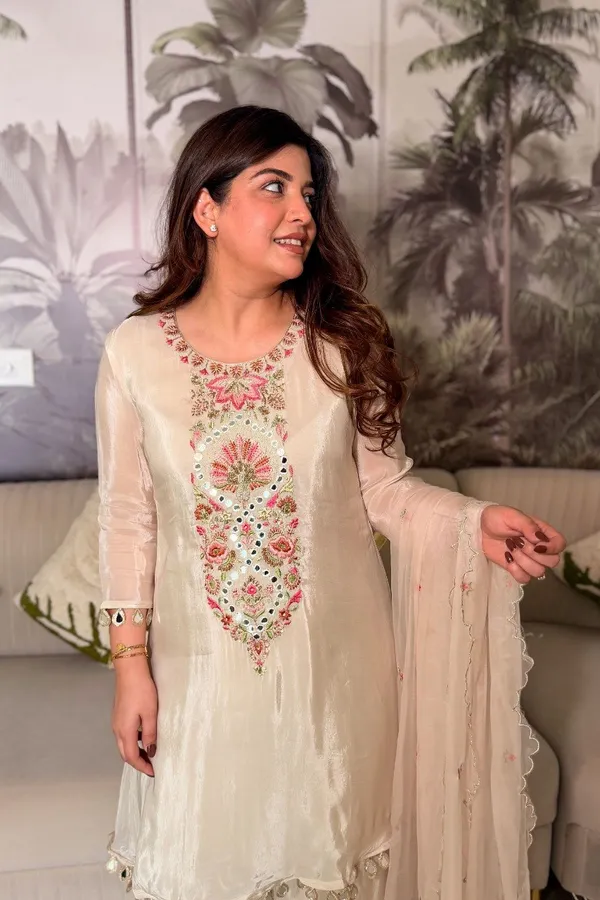 Women_Ethnic_Embroidered_Work_Kurti_Set