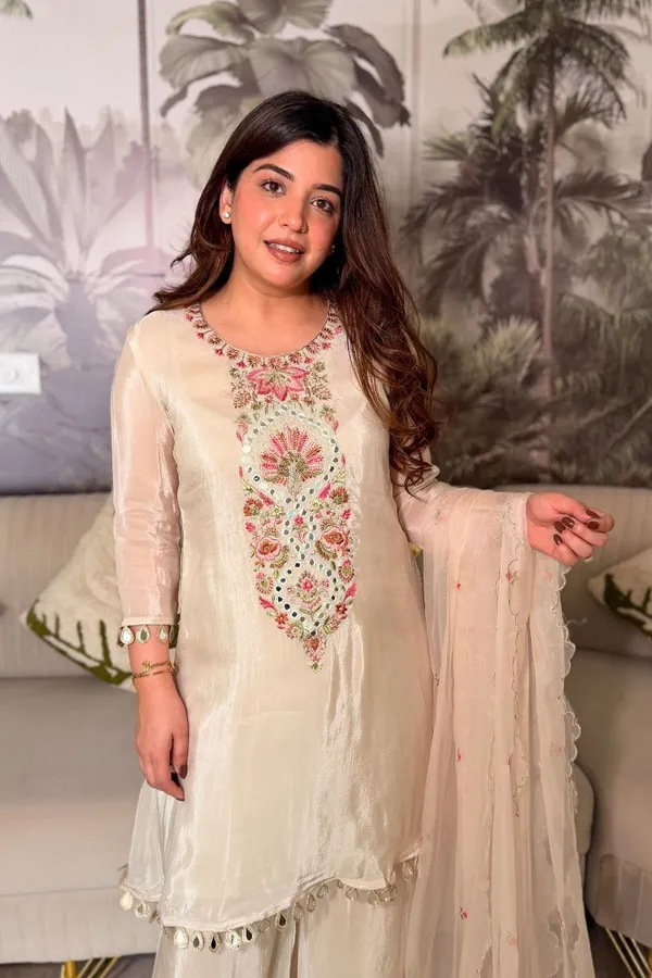 Women_Ethnic_Embroidered_Work_Kurti_Set