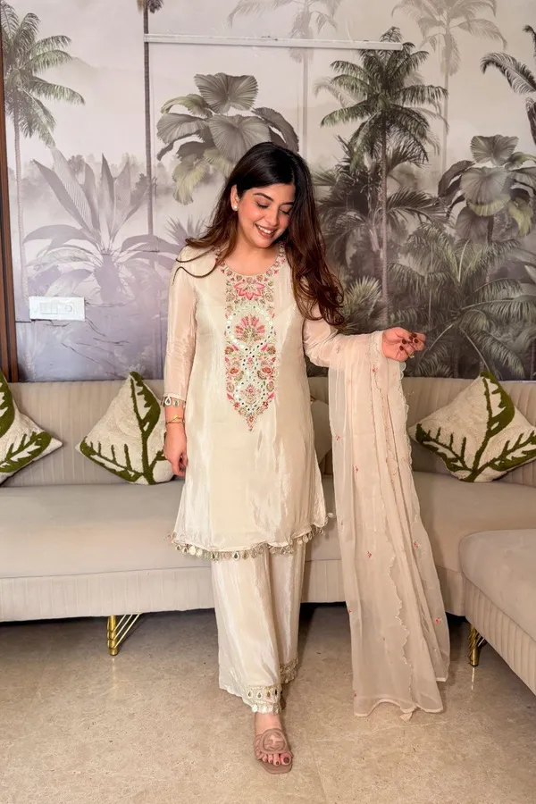 Women_Ethnic_Embroidered_Work_Kurti_Set