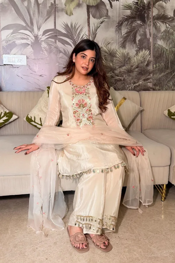 Women_Ethnic_Embroidered_Work_Kurti_Set