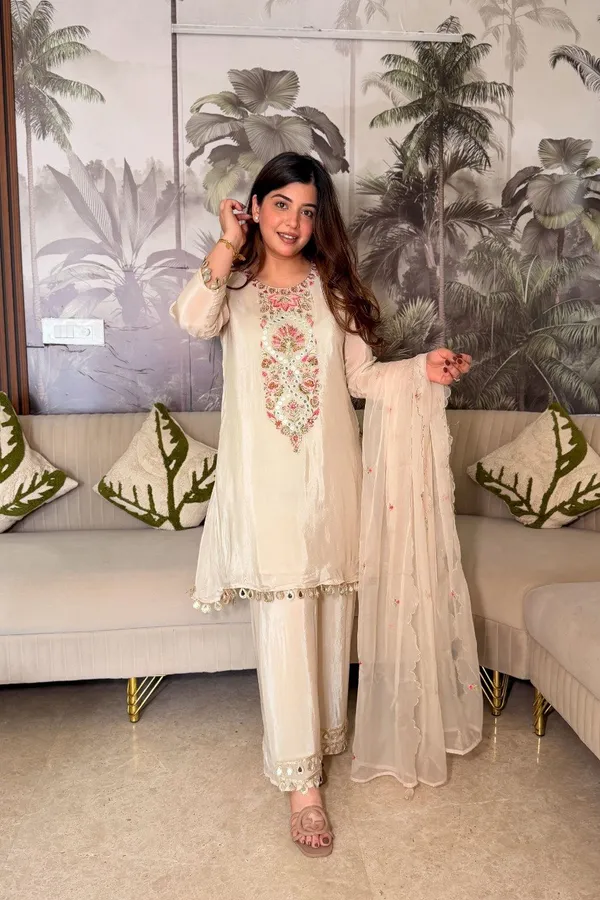 Women_Ethnic_Embroidered_Work_Kurti_Set