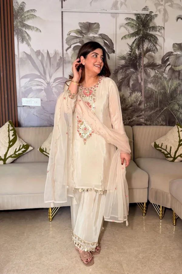 Women_Ethnic_Embroidered_Work_Kurti_Set