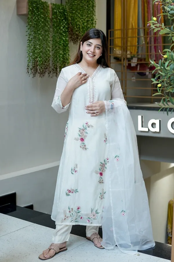 Women_Ethnic_Embroidered_Work_Kurti_Set