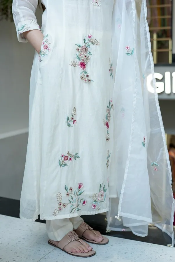 Women_Ethnic_Embroidered_Work_Kurti_Set