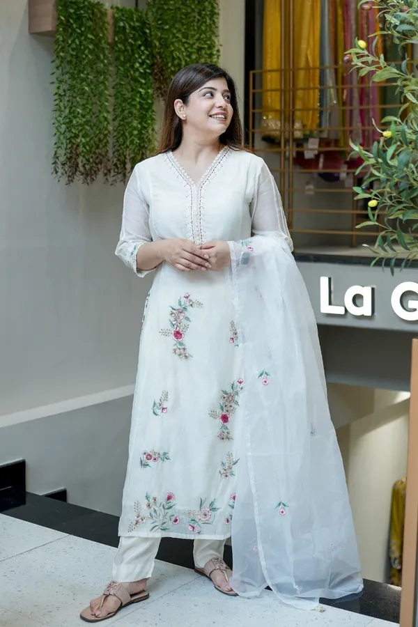 Women_Ethnic_Embroidered_Work_Kurti_Set