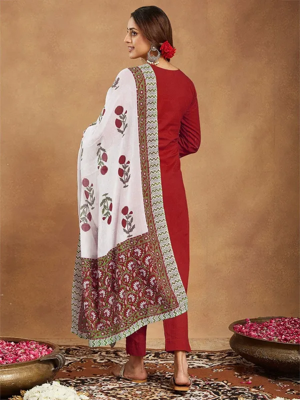 Women_Ethnic_Embroidered_Work_With_Digital_Printed_Kurti_Set