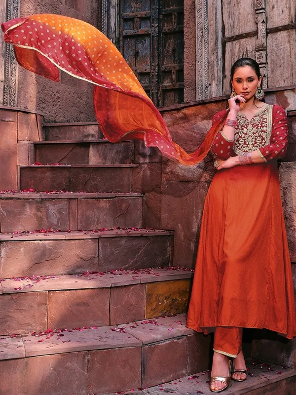 Women_Ethnic_Embroidered_Work_With_Foil_Kurti_Set