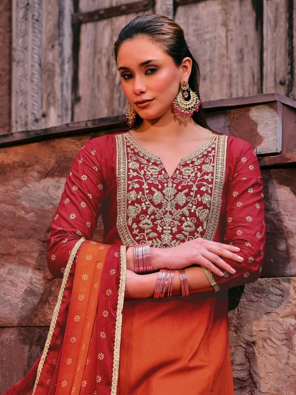 Women_Ethnic_Embroidered_Work_With_Foil_Kurti_Set