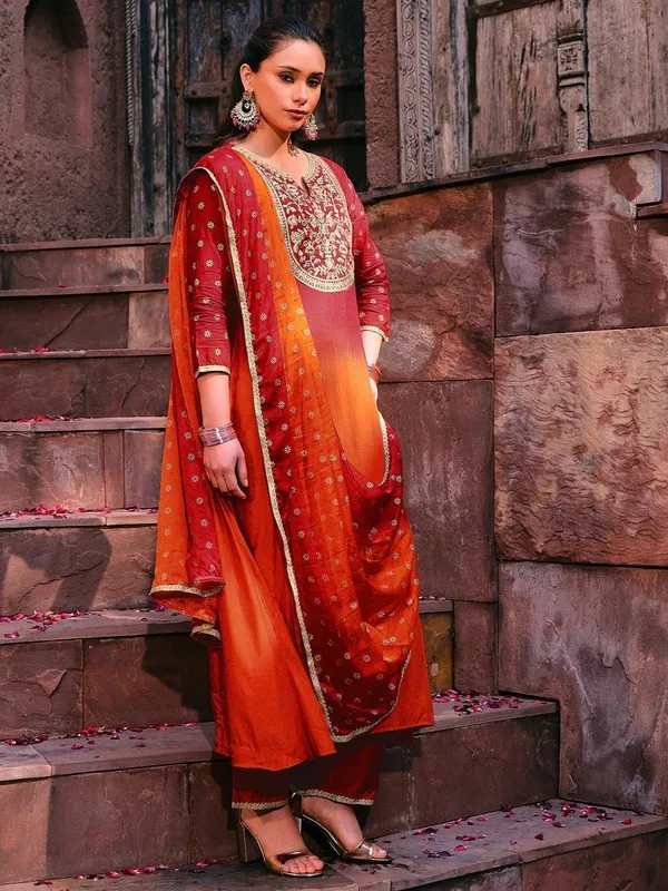 Women_Ethnic_Embroidered_Work_With_Foil_Kurti_Set