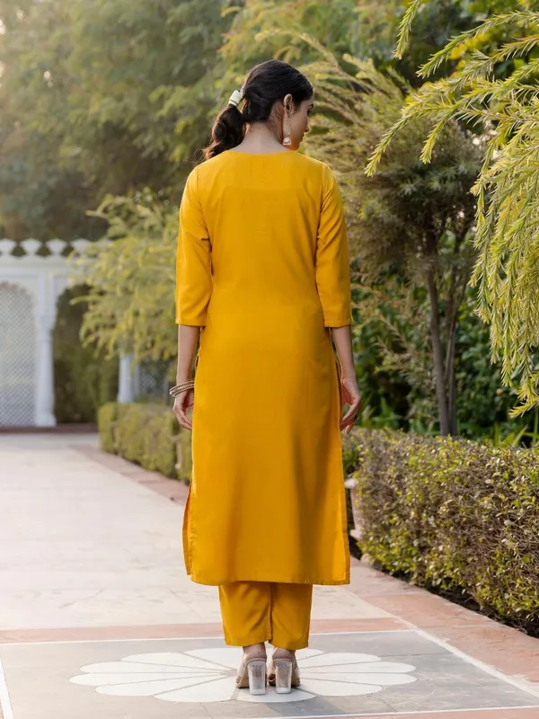 Women_Ethnic_Embroidered_Work_With_Digital_Printed_Kurti_Set