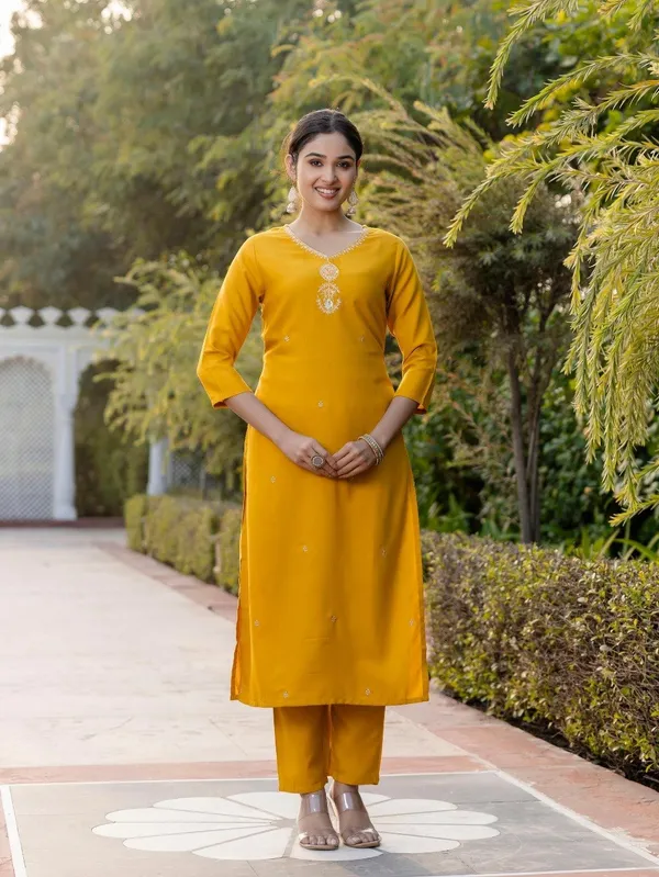 Women_Ethnic_Embroidered_Work_With_Digital_Printed_Kurti_Set