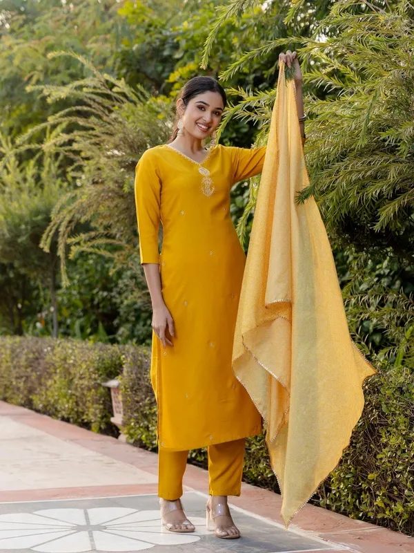 Women_Ethnic_Embroidered_Work_With_Digital_Printed_Kurti_Set