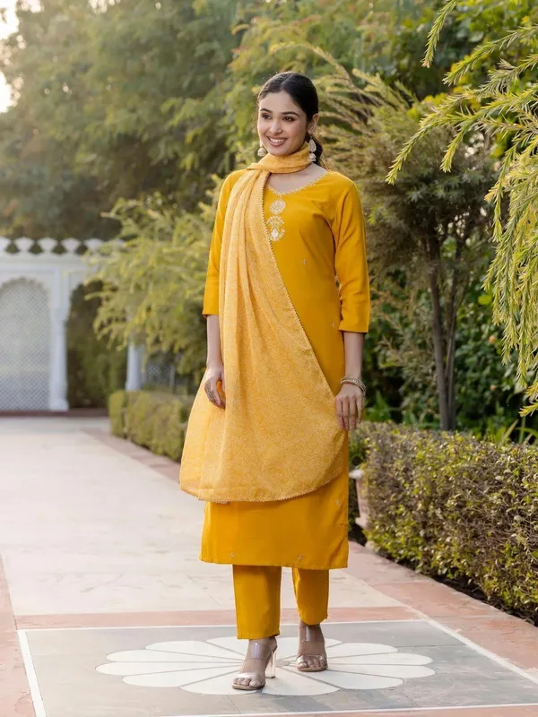 Women_Ethnic_Embroidered_Work_With_Digital_Printed_Kurti_Set