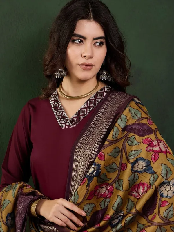 Women_Ethnic_Embroidered_Work_With_Digital_Printed_Kurti_Set