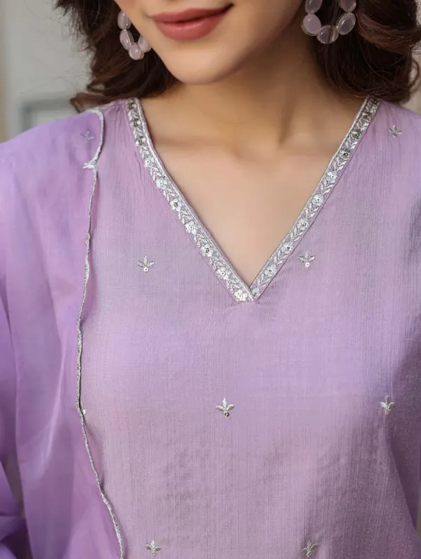 Women_Ethnic_Embroidered_Work_Kurti_Set