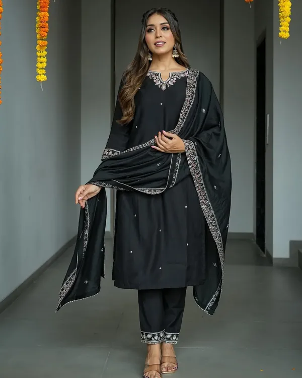 Women_Ethnic_Embroidered_Work_Kurti_Set