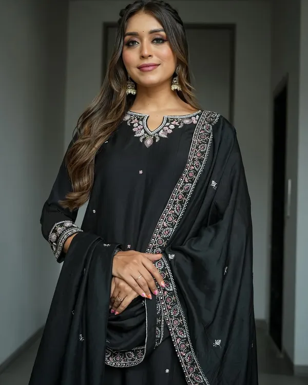 Women_Ethnic_Embroidered_Work_Kurti_Set