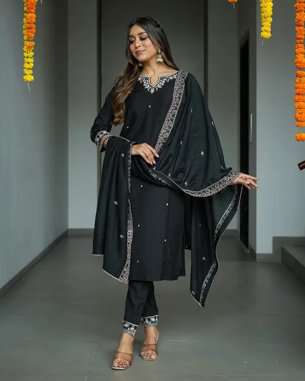 Women_Ethnic_Embroidered_Work_Kurti_Set