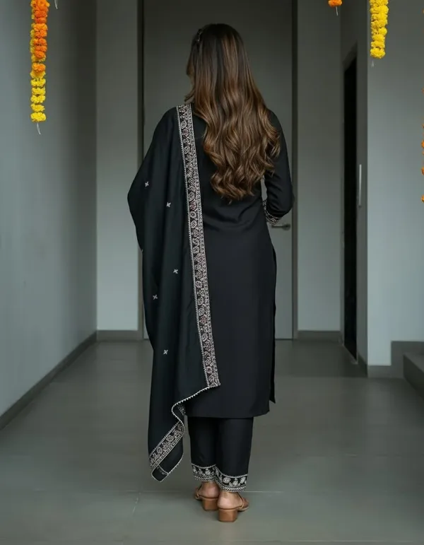 Women_Ethnic_Embroidered_Work_Kurti_Set