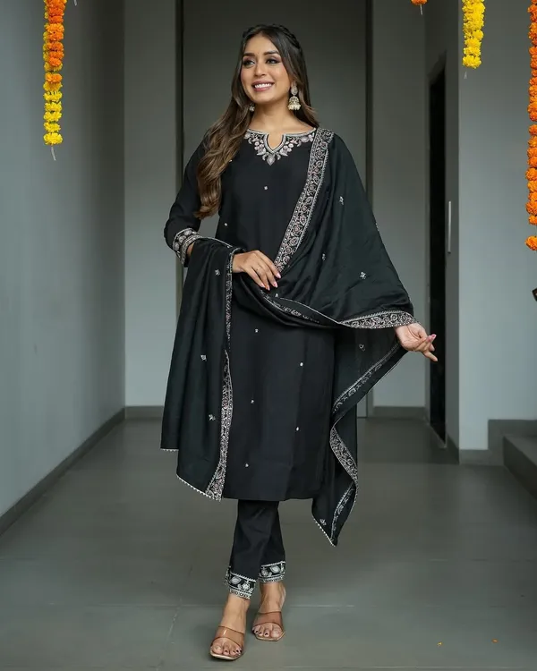 Women_Ethnic_Embroidered_Work_Kurti_Set