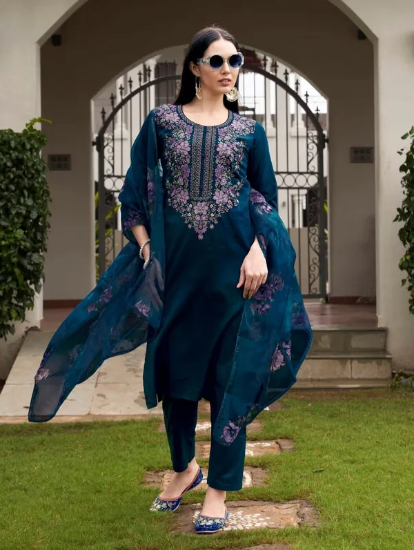Women_Ethnic_Embroidered_Work_With_Digital_Printed_Kurti_Set