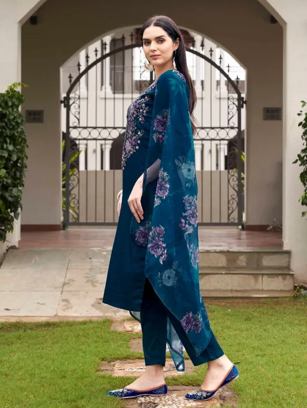 Women_Ethnic_Embroidered_Work_With_Digital_Printed_Kurti_Set