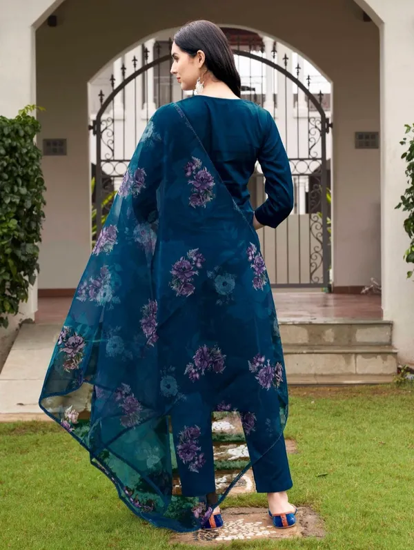 Women_Ethnic_Embroidered_Work_With_Digital_Printed_Kurti_Set