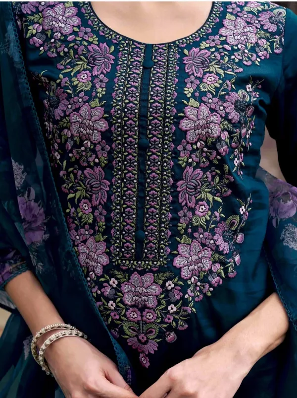 Women_Ethnic_Embroidered_Work_With_Digital_Printed_Kurti_Set