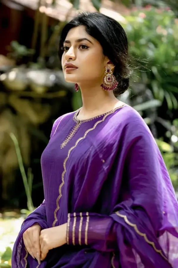 Women_Ethnic_Embroidered_Work_Kurti_Set