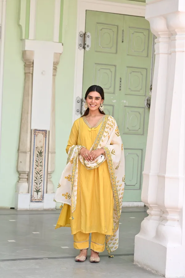 Women_Ethnic_Embroidered_Work_With_Digital_Printed_Kurti_Set