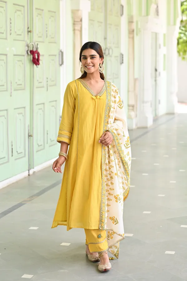Women_Ethnic_Embroidered_Work_With_Digital_Printed_Kurti_Set