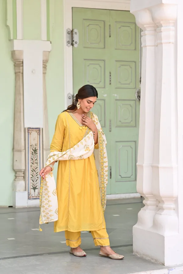 Women_Ethnic_Embroidered_Work_With_Digital_Printed_Kurti_Set
