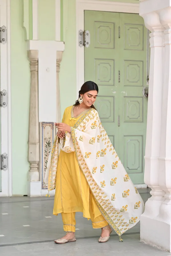 Women_Ethnic_Embroidered_Work_With_Digital_Printed_Kurti_Set