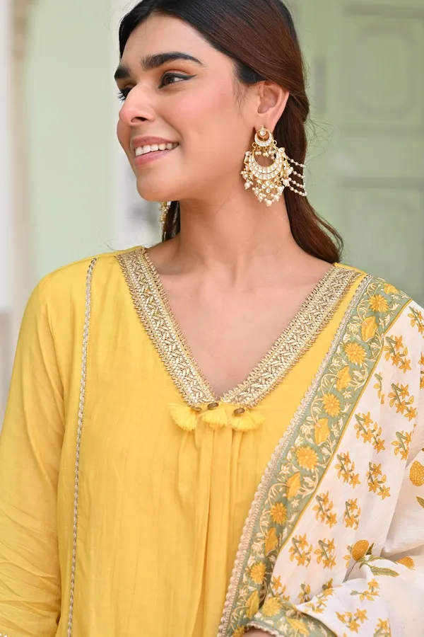 Women_Ethnic_Embroidered_Work_With_Digital_Printed_Kurti_Set