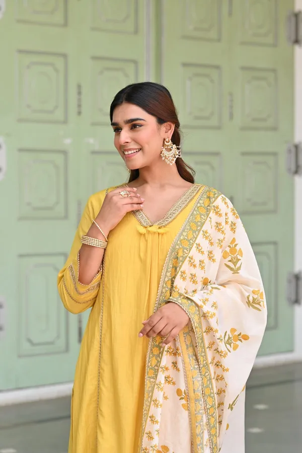 Women_Ethnic_Embroidered_Work_With_Digital_Printed_Kurti_Set