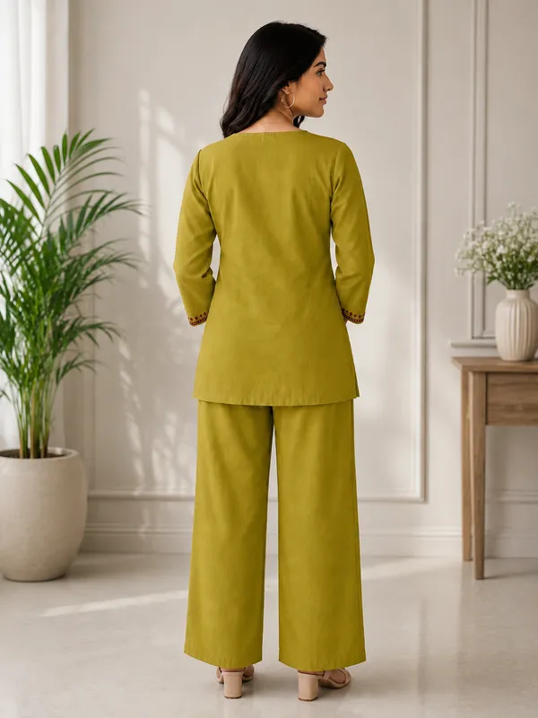 Aafrin-Perrote_Green_Rayon_slub_With_Embroidery_Work_Co-Ord_Set_From_Women_Ethnic