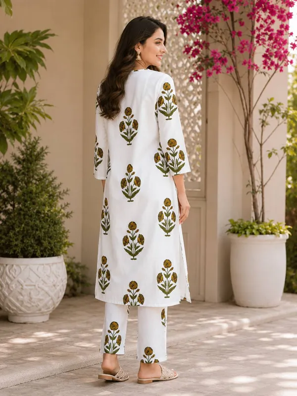 White_Digiral_Print_Rayon_Slub_Kurti_Set_From_Women_Ethnic