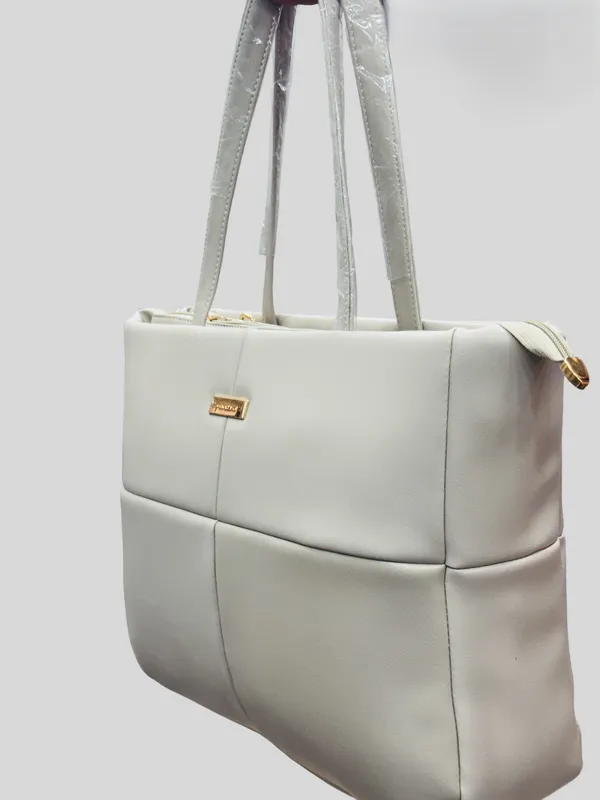 Elegant_Off_White_Quilted_Handbag_With_Gold_Hardware