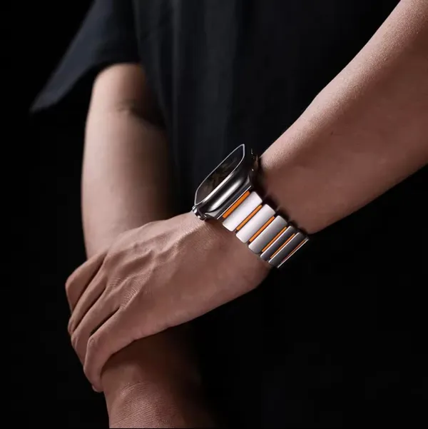 Silver_Titanium_Watch_Bands_For_Apple_Watch_Band_(Premium_Titanium_Luxury_Use)