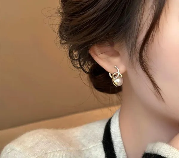 Modern_Pearl_Swirl_Studs