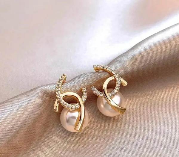 Modern_Pearl_Swirl_Studs
