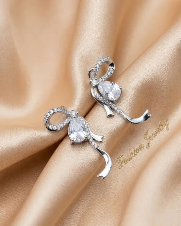 Elara_Drop_Curve_Earrings