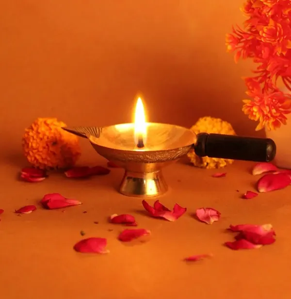 Shreeja_Shilpcraft_Handmade_Pure_Brass_Diya_Set_of_2_with_Wooden_Handle