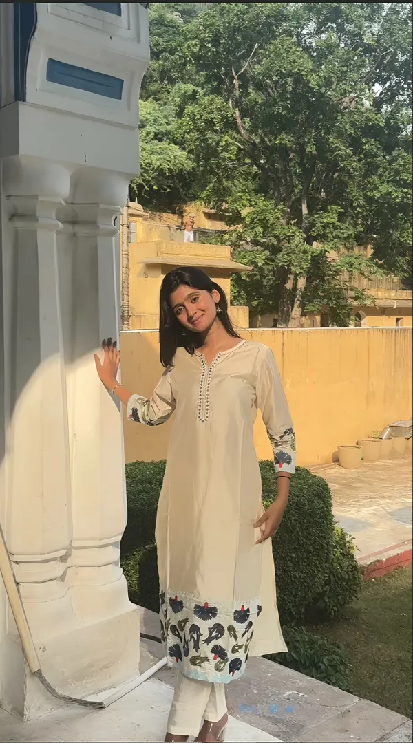 Off_White_Cotton_Blend_Floral_Embroidered_Kurta_Set_For_Women