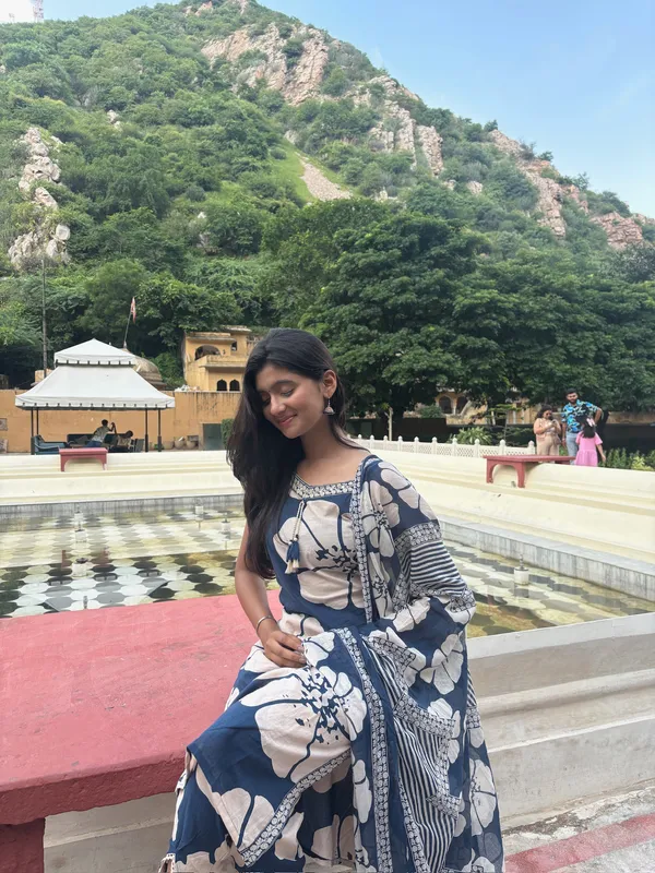 Navy_Blue_White_Cotton_Blend_Floral_Print_Saree_For_Women