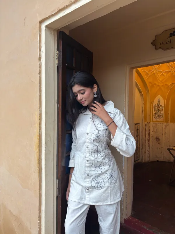 White_Cotton_Blend_Floral_Embroidered_Kurta_Set_For_Women